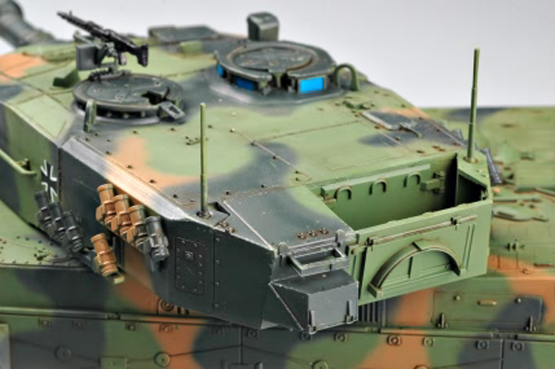 Hobby Boss 82401 1/35 German Leopard  2A4 main battle tank model kit 